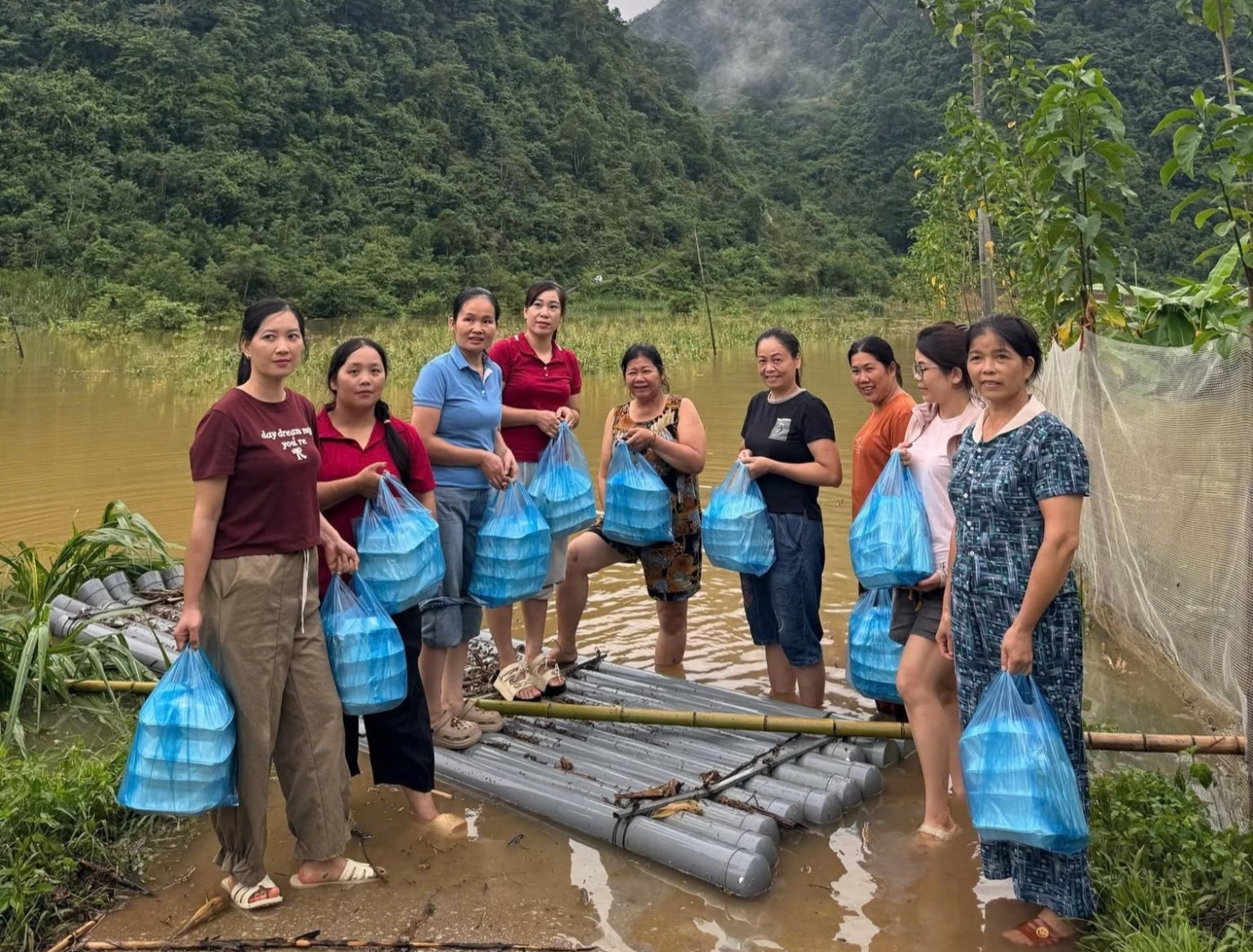 Hội LHPN xã Thông Nông triển khai chương trình “Bếp cơm nghĩa tình”, huy động hội viên tham gia nấu các suất cơm miễn phí phục vụ những hộ dân bị ảnh hưởng bởi ngập lụt.