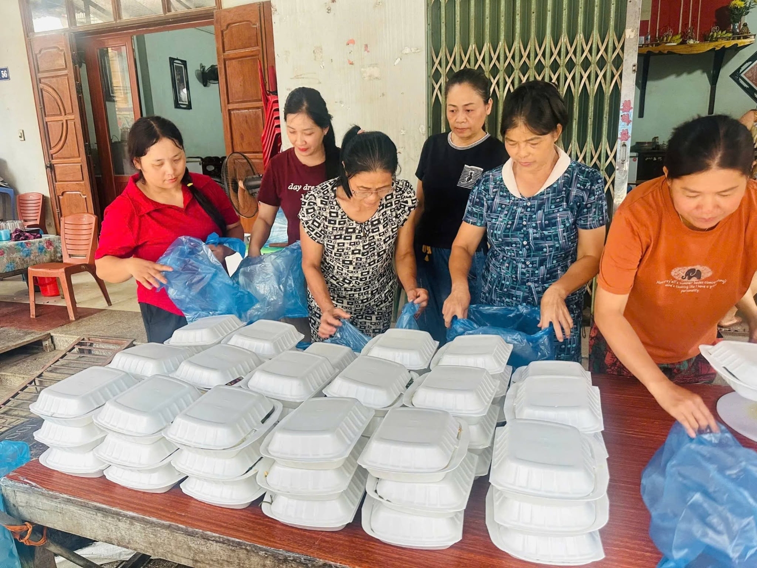 bep com nghia tinh hoi lhpn xa thong nong ho tro ba con vung lu