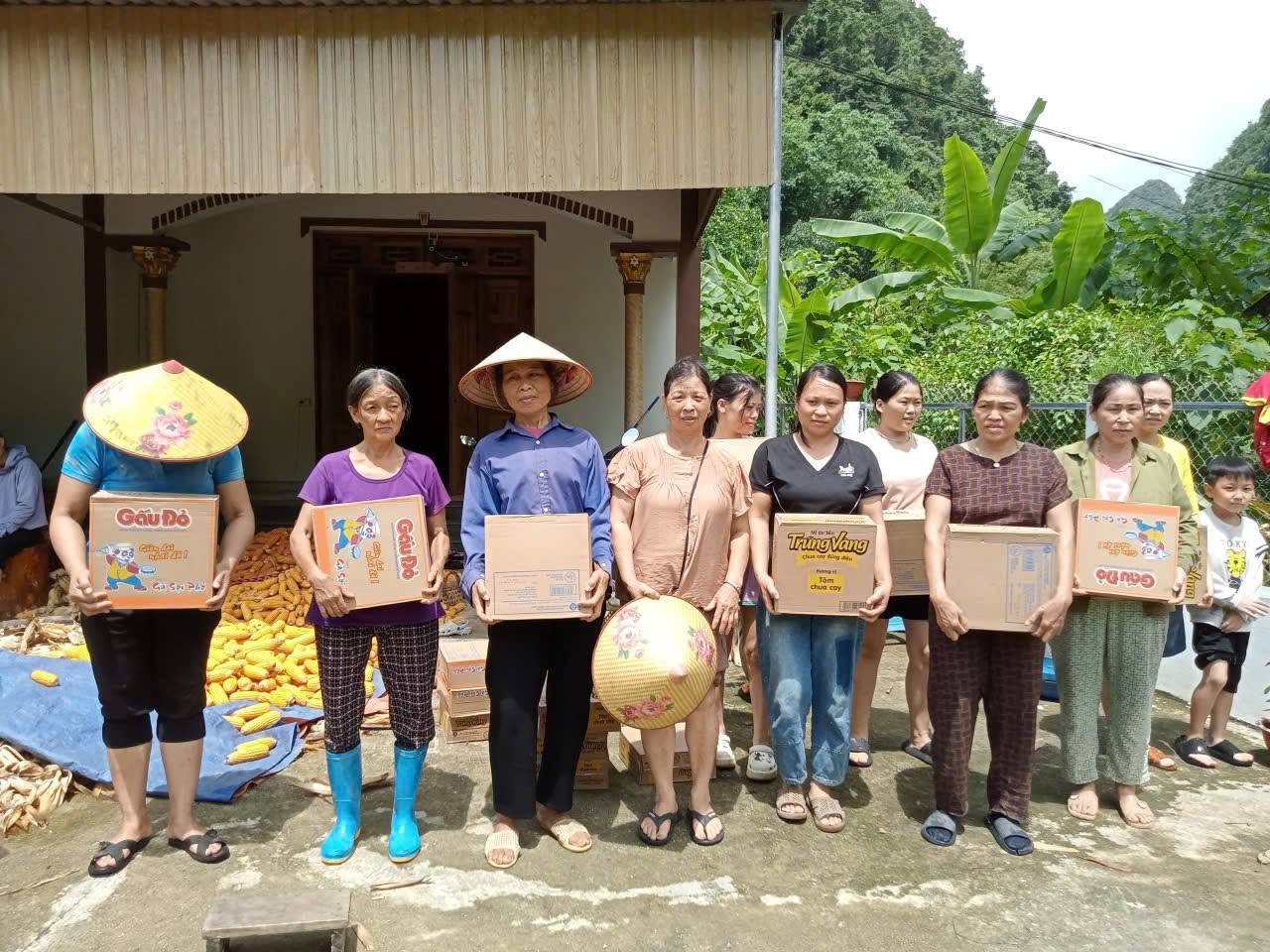 chi hoi phu nu xom hong viet xa thong nong kip thoi ho tro nhu yeu pham cho cac ho dan bi ngap lut 1