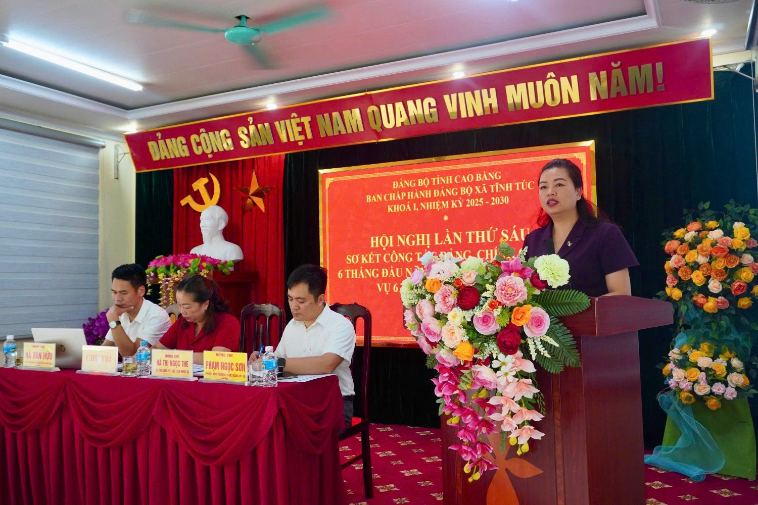Đồng chí Đoàn Thị Lê An, Tỉnh ủy viên, Phó Chủ tịch UBMTTQVN, Chủ tịch Hội LHPN tỉnh Cao Bằng, phụ trách Đảng bộ xã Tĩnh Túc phát biểu tại Hội nghị