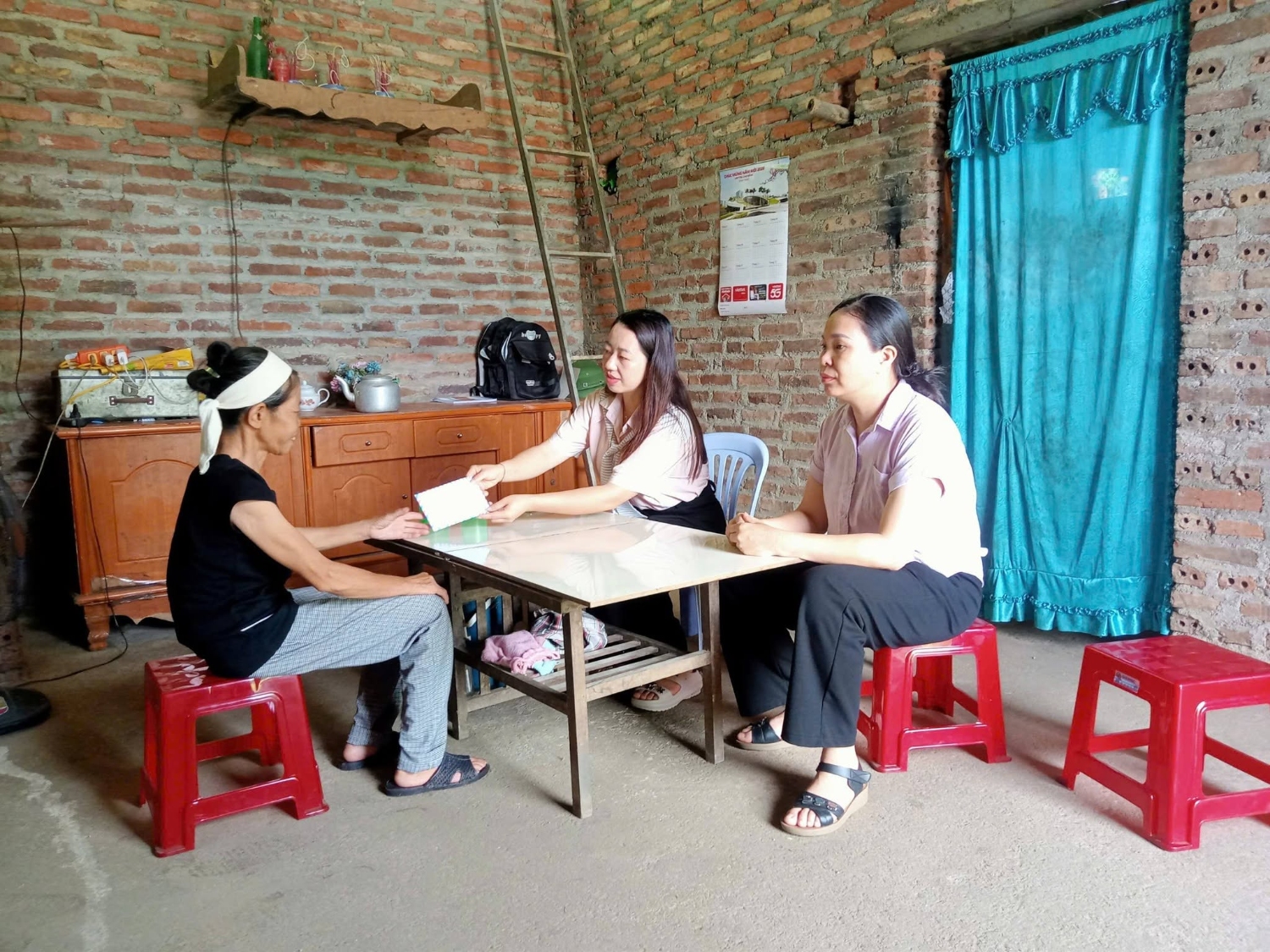 hoi lien hiep phu nu xa hoa an da to chuc den tham hoi dong vien va trao tang qua cho 04 gia dinh hoi vien phu nu co hoan canh kho khan om dau benh tat phai dieu tri dai ngay tai benh vien1