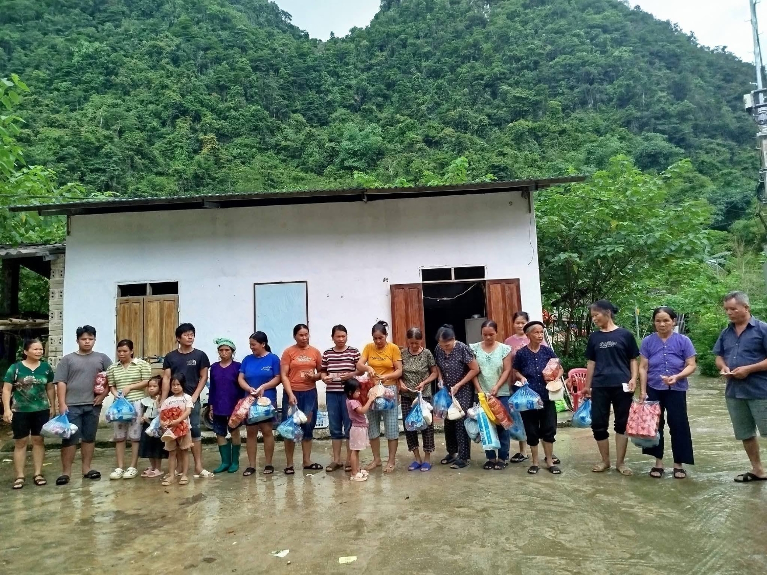 phu nu thong nong nhuong com se ao chi em phu nu cum lung vit chia se yeu thuong den vung lu lung quang 3