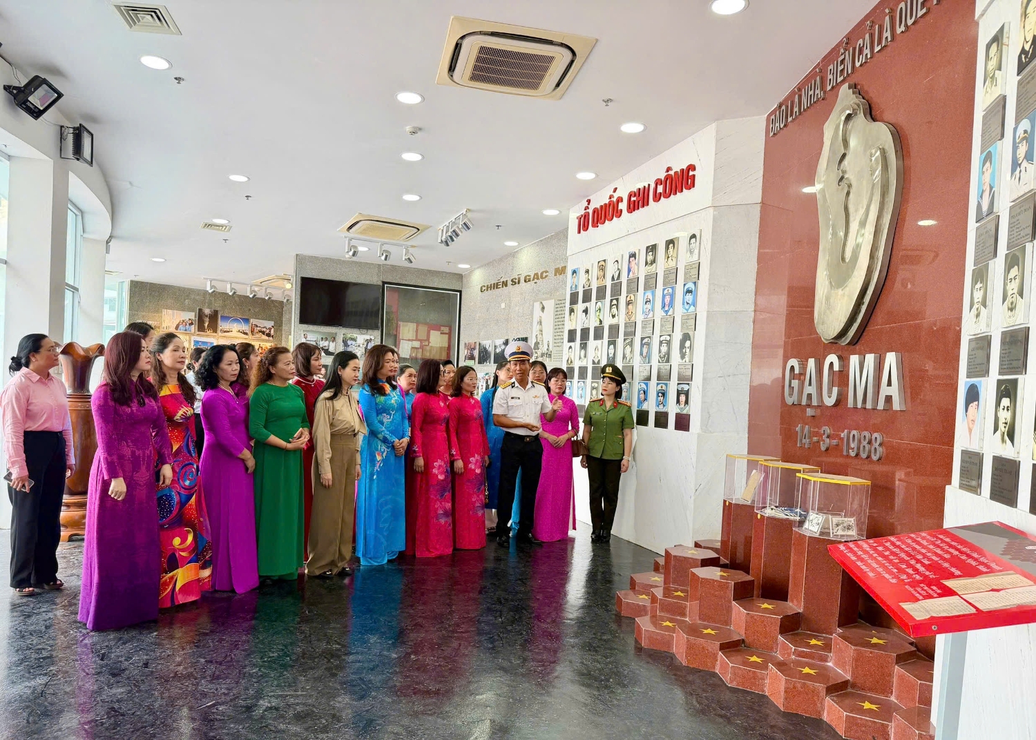 Đoàn công tác Hội LHPN tỉnh Cao Bằng thăm Khu tưởng niệm Chiến sĩ Gạc Ma, tỉnh Khánh Hòa.