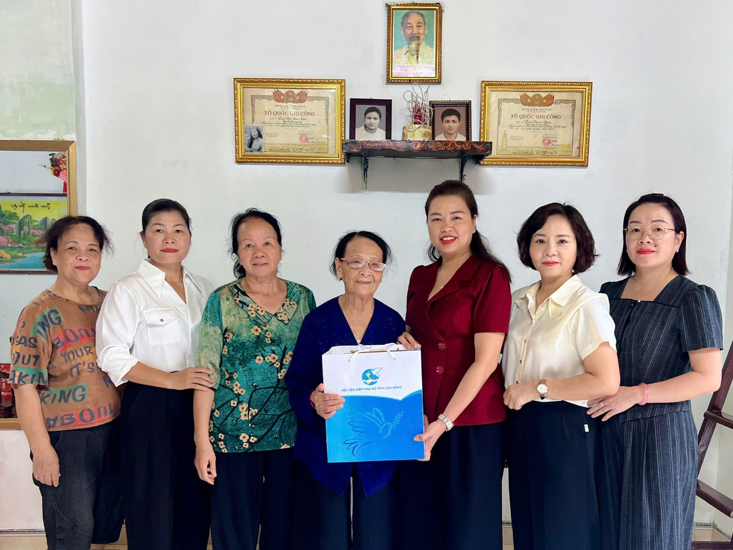 Chủ tịch Hội LHPN tỉnh Đoàn Thị Lê An thăm, tặng quà Mẹ Việt Nam Anh hùng Lâm Thị Mèn, tổ dân phố Phố Cũ, phường Thục Phán.
