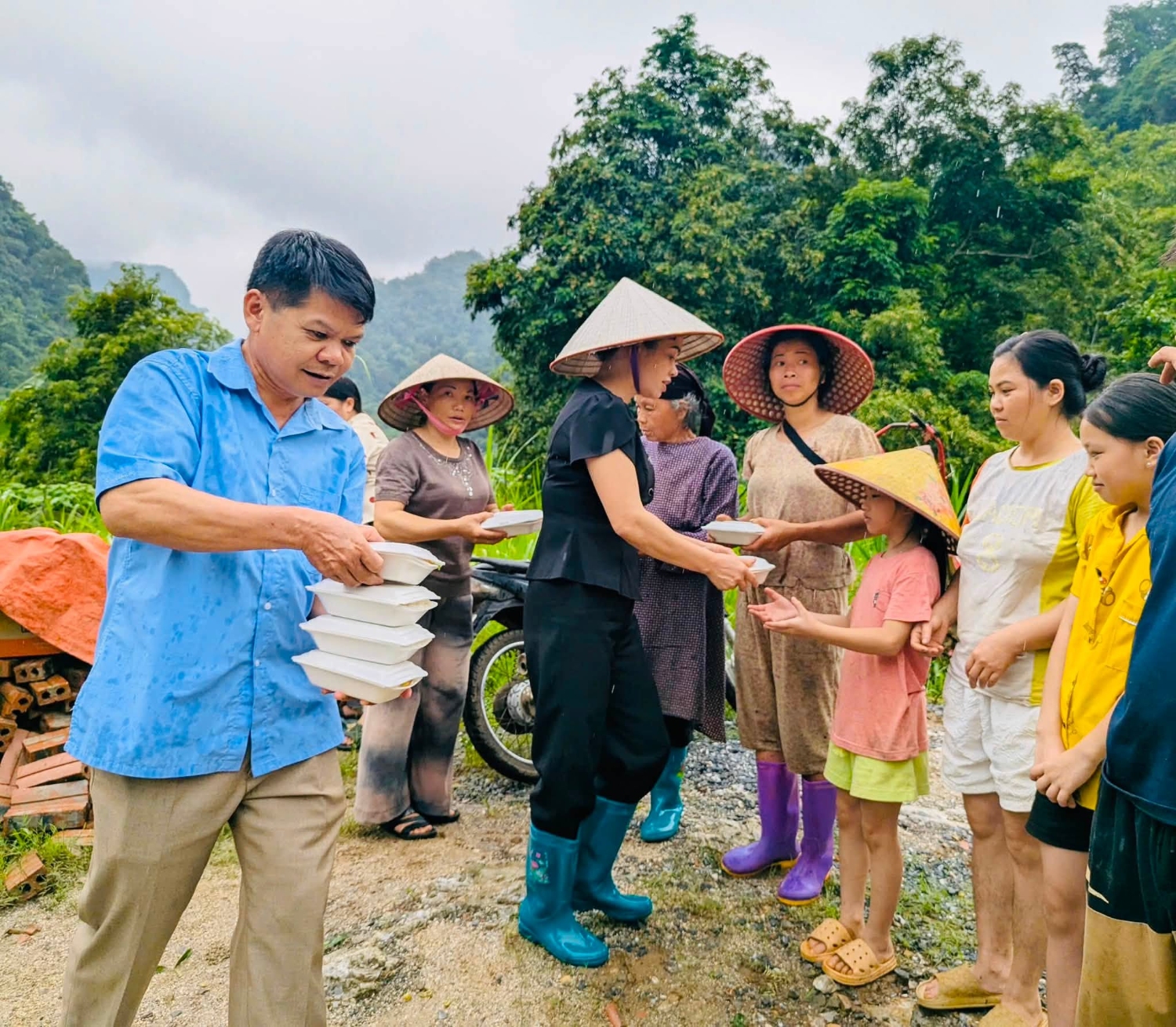 thong nong trien khai bep com nghia tinh ho tro nguoi dan vung ngap lut