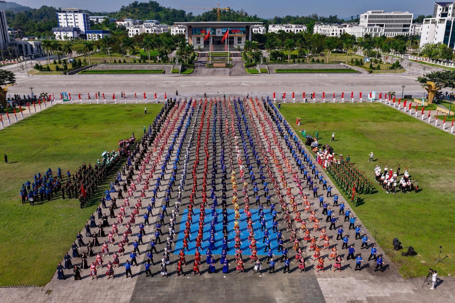 Màn đồng diễn của 1.000 hội viên phụ nữ tại Lễ Khai mạc Đại hội Thể dục thể thao tỉnh Cao Bằng lần thứ X  (Ảnh: Sơn Tùng Nguyễn).