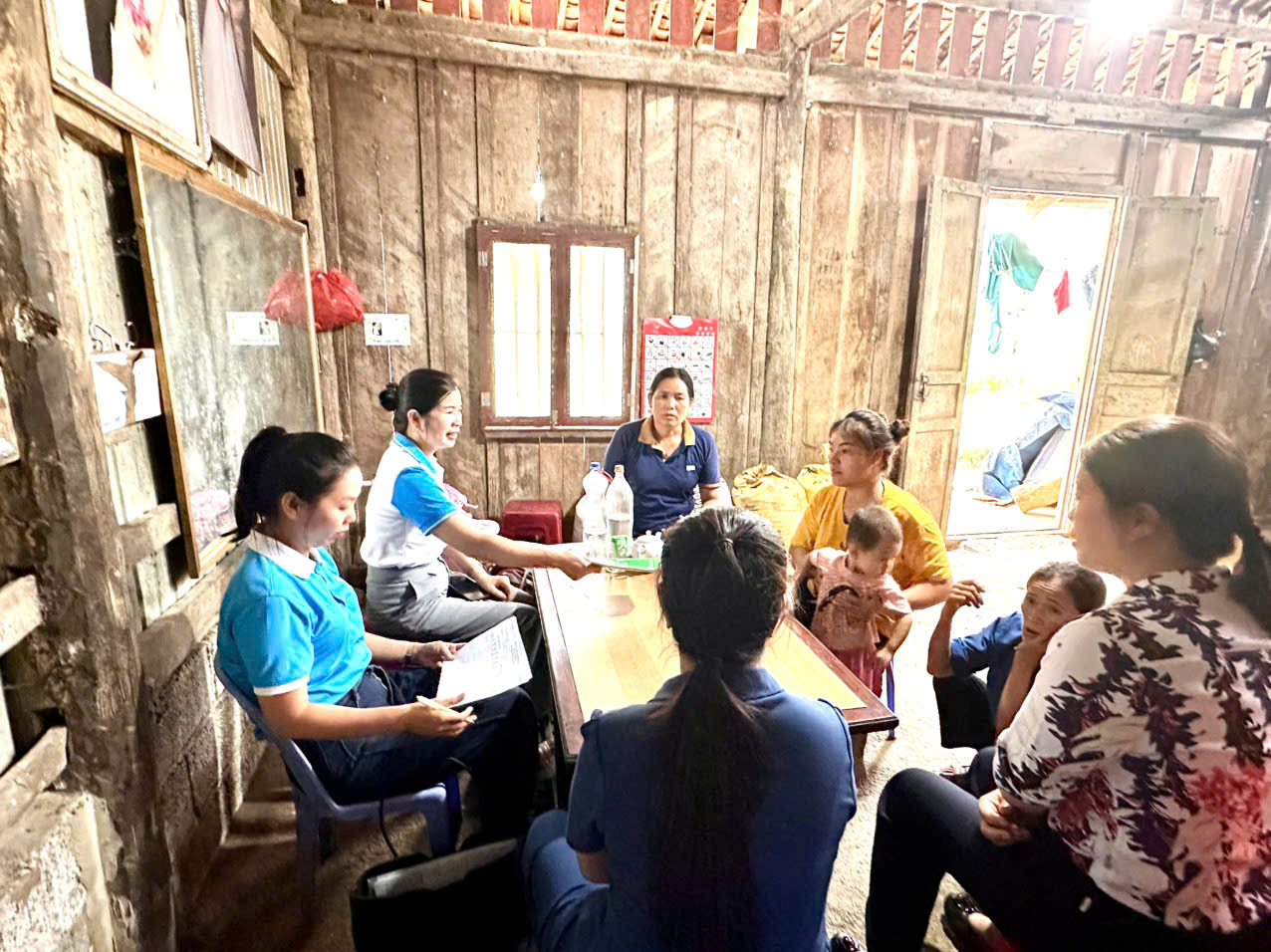 Hội Liên hiệp Phụ nữ tỉnh Cao Bằng kiểm tra việc việc sử dụng vốn vay ủy thác Ngân hàng Chính sách xã hội tại các hộ gia đình trên địa bàn xóm Quảng Hưng 1, xã Độc Lập.
