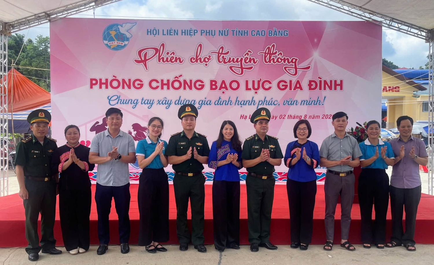 Các đại biểu tham dự Phiên chợ truyền thông.