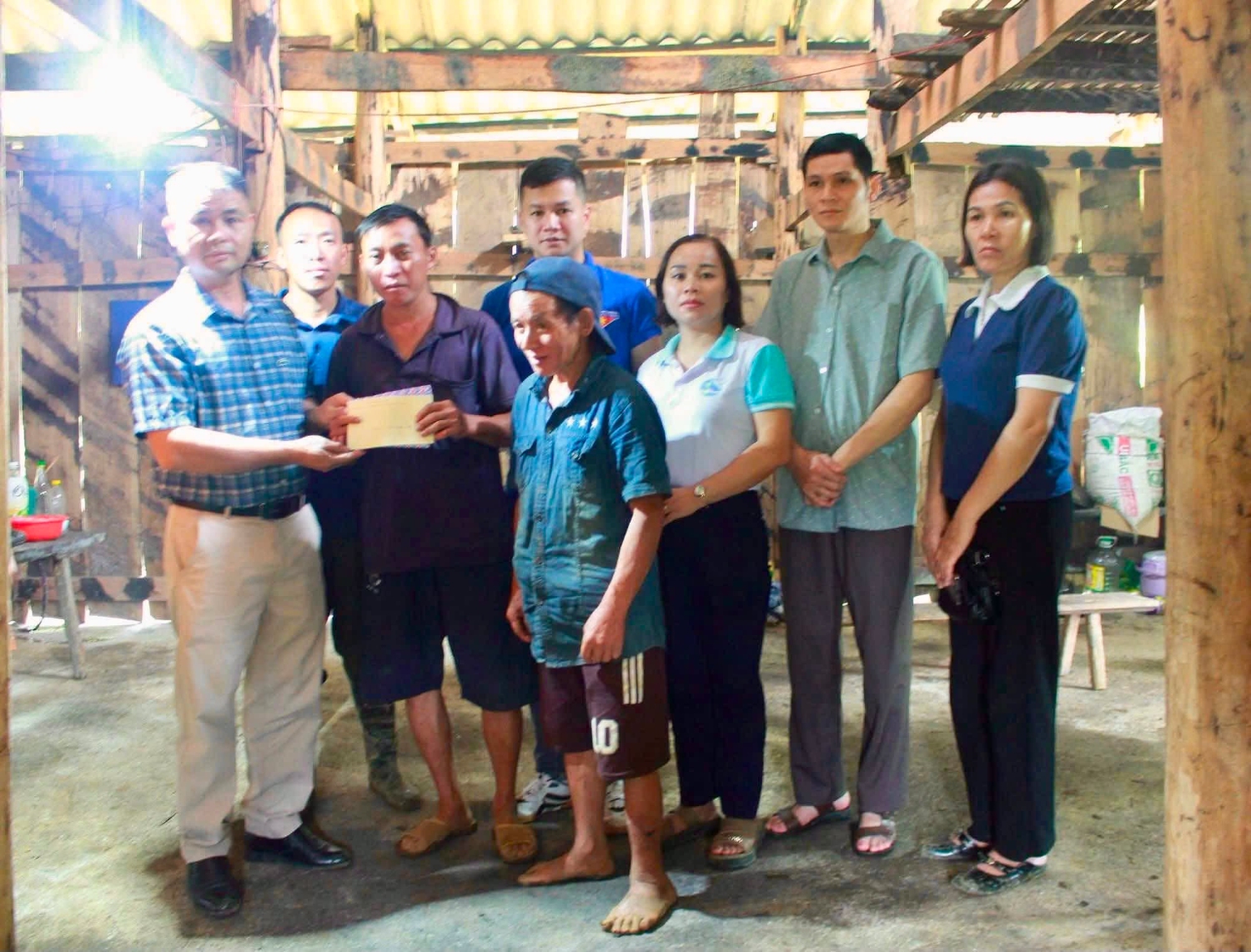 Hội LHPN xã Cần Yên phối hợp với Ủy ban MTTQ Việt Nam, Hội Chữ thập đỏ xã đến thăm hỏi, động viên và trao tiền hỗ trợ cho gia đình em Hoàng Văn Dậư, xóm Trà Phìn, xã Cần Yên.