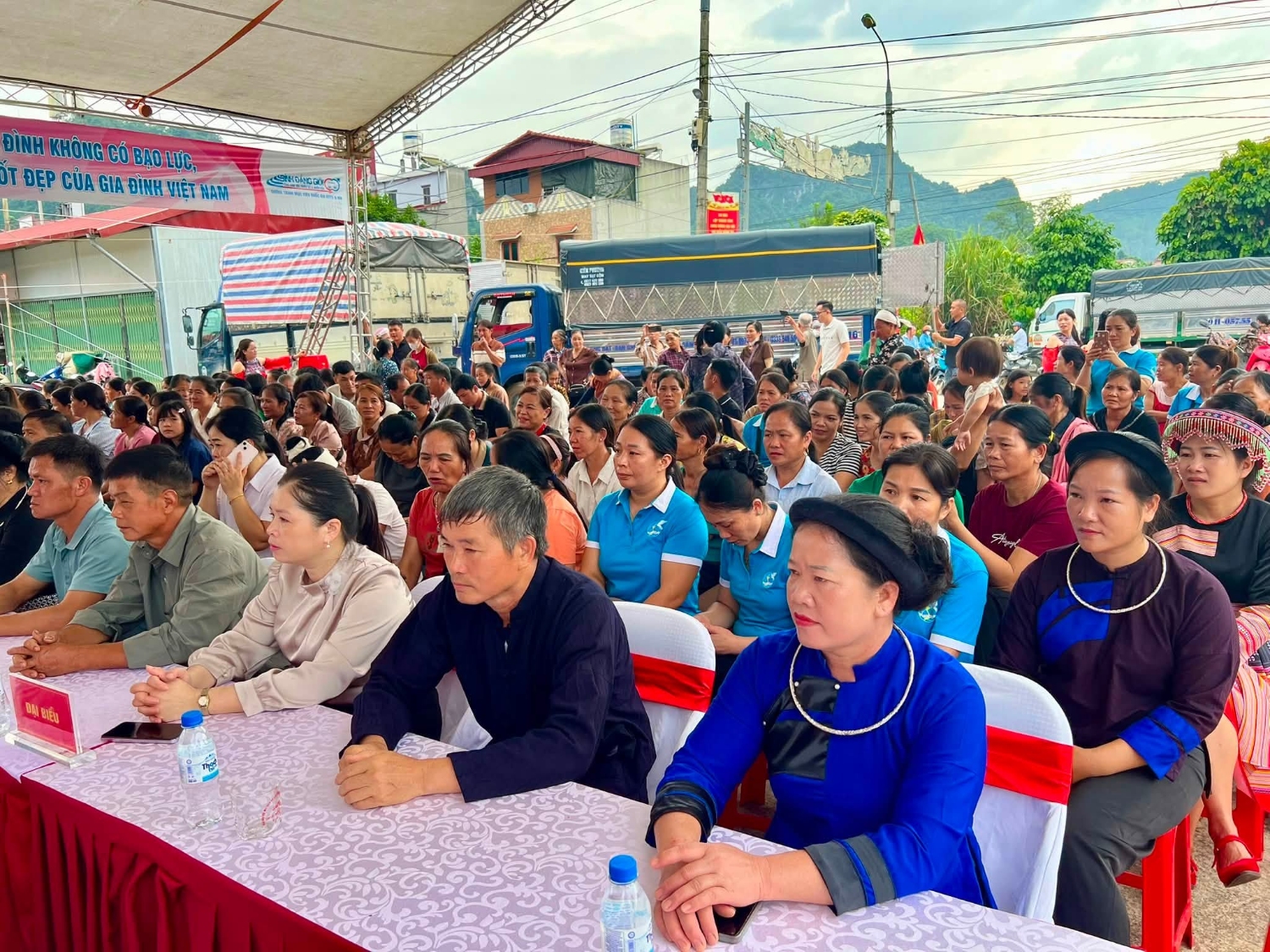Phiên chợ truyền thông thu hút đông dảo cán bộ, hội viên phụ nữ và Nhân dân địa phương.