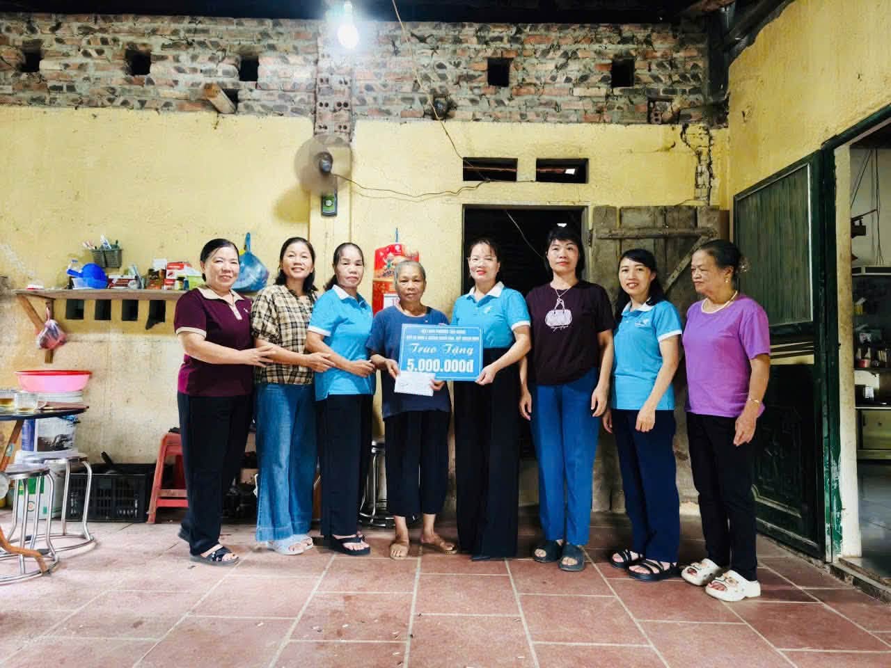 Hội LHPN phường Tân Giang hỗ trợ kinh phí sửa chữa nhà cho hội viên.
