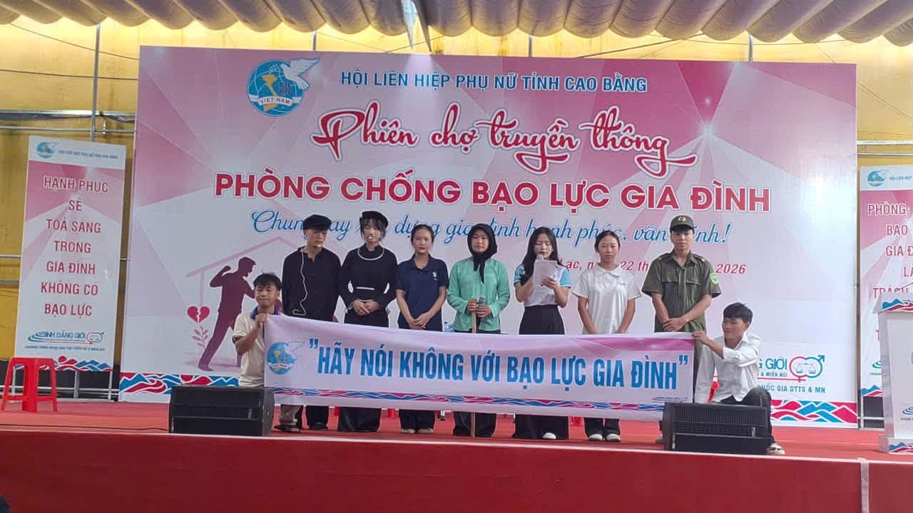 Phiên chợ truyền thông tại xã Bảo Lạc với chủ đề “Phòng, chống bạo lực gia đình - Chung tay xây dựng gia đình hạnh phúc, văn minh”.
