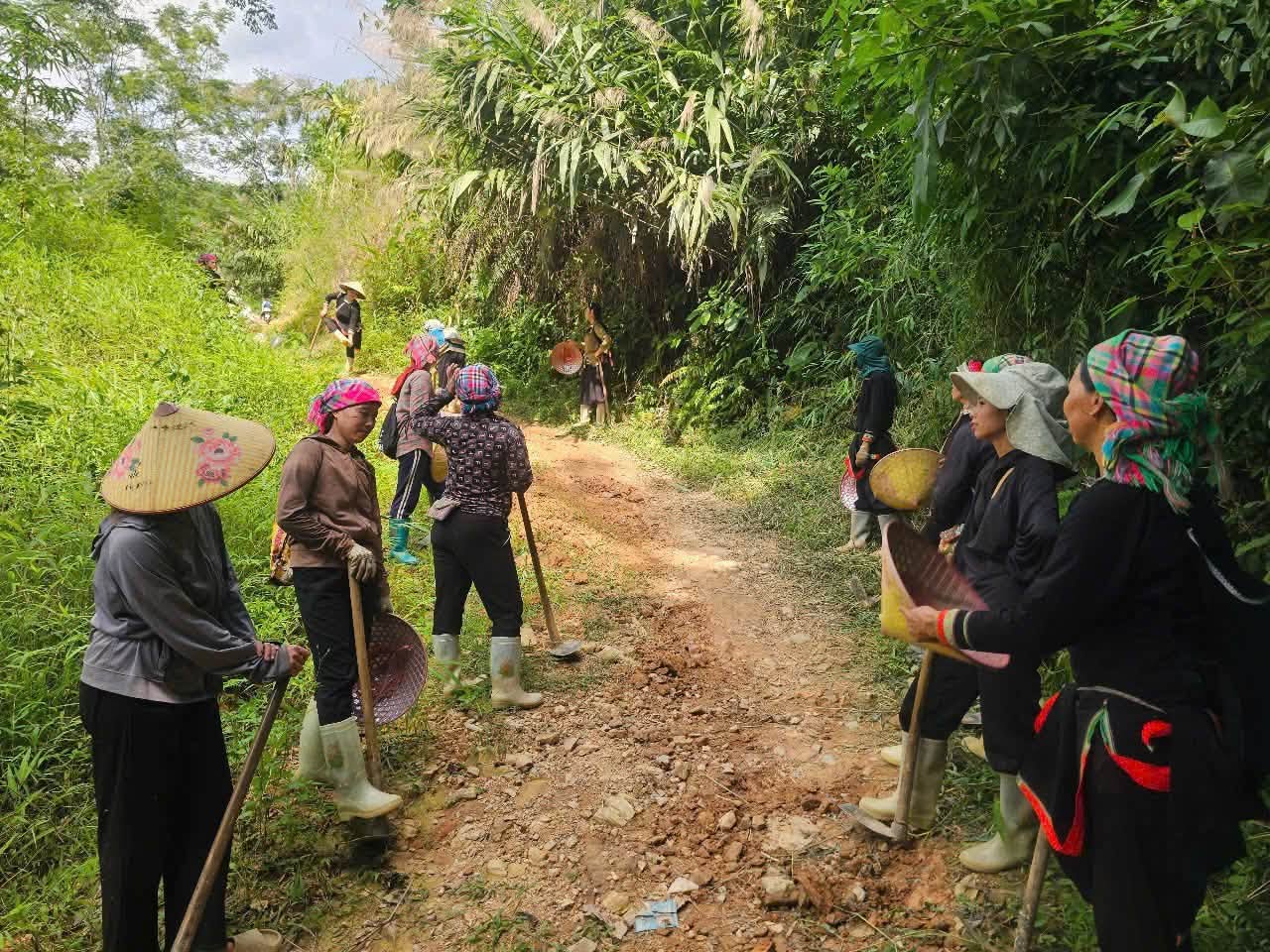 Hội viên phụ nữ các Chi hội Nà Pù, Nặm Đang, Đoàn Kết, Nà Nhuồm cùng Nhân dân tham gia vận chuyển vật liệu, san gạt mặt bằng, đổ bê tông đường giao thông nông thôn và làm cầu qua suối.