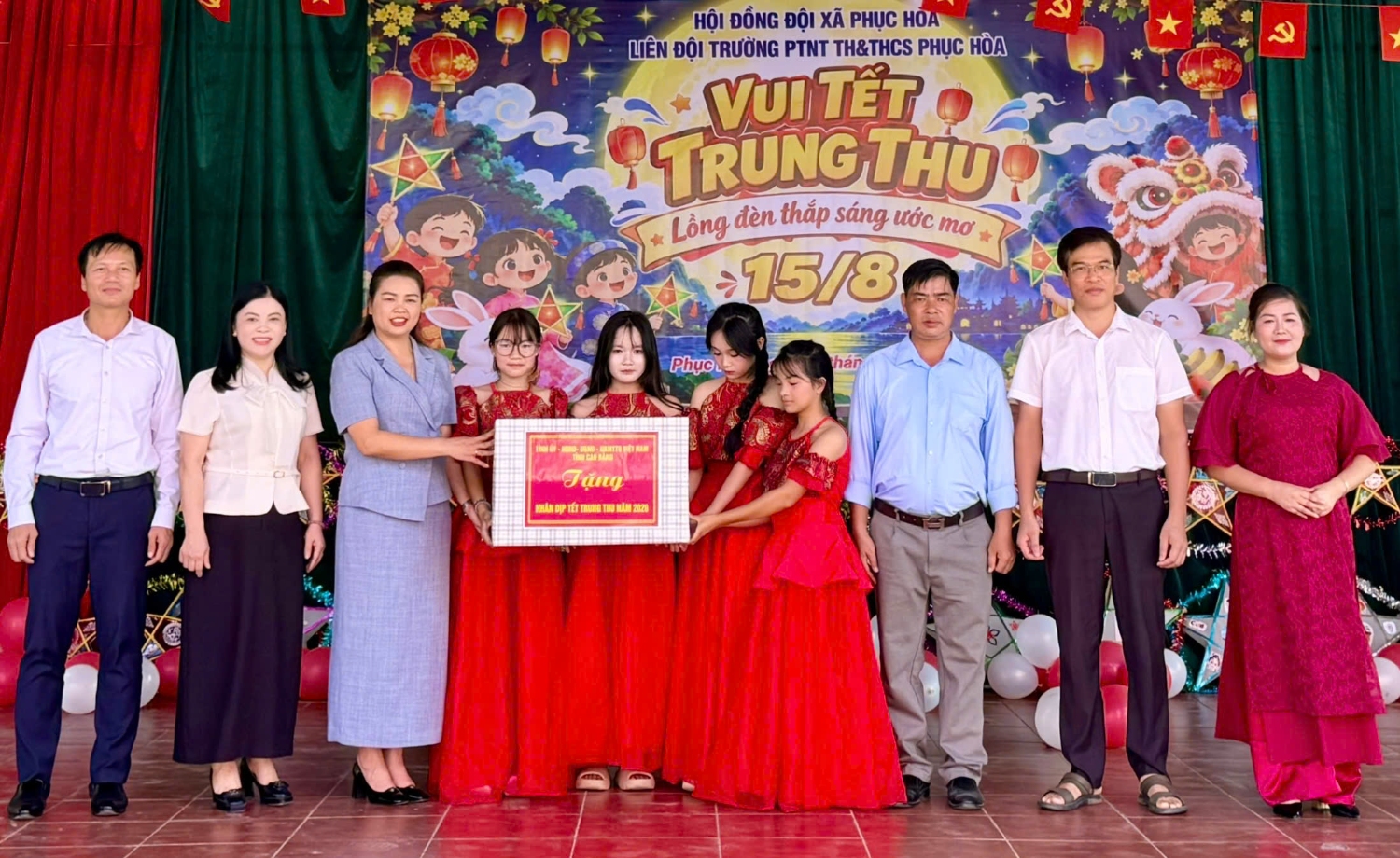Chủ tịch Hội Liên hiệp Phụ nữ tỉnh Đoàn Thị Lê An tặng quà Tết Trung thu Trường Phổ thông nội trú Tiểu học và THCS Phục Hòa.