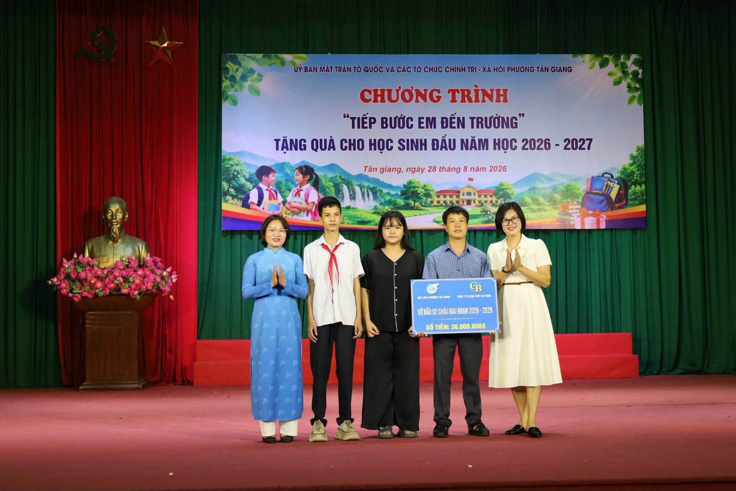 Hội LHPN phường Tân Giang phối hợp với các đơn vị tổ chức chương trình “Mẹ đỡ đầu - Kết nối yêu thương”, nhận đỡ đầu các em học sinh mồ côi, học sinh có hoàn cảnh đặc biệt khó khăn.