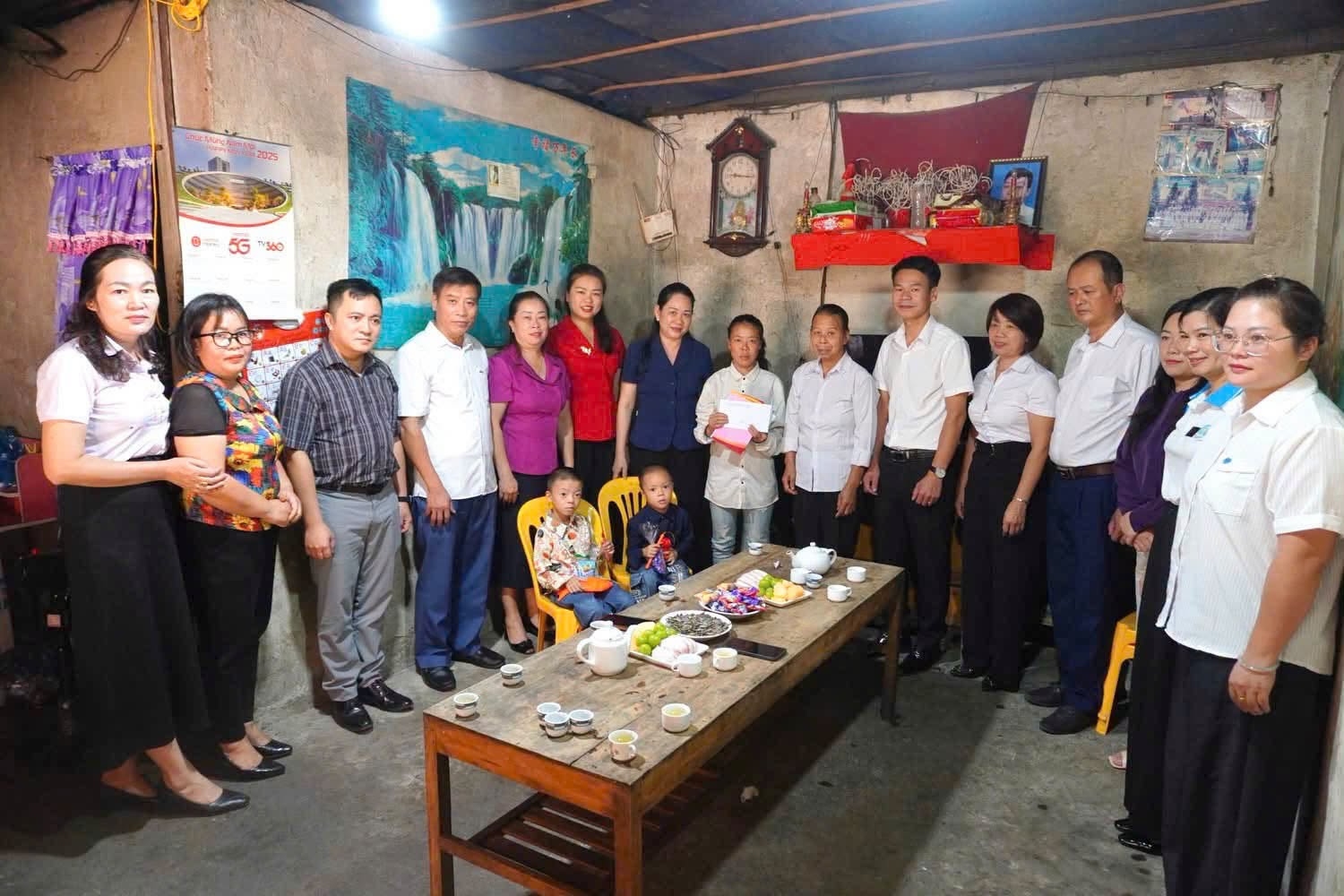 đồng chí Nông Thị Hà, Thứ trưởng Bộ Dân tộc và Tôn giáo, Ủy viên Ban Chấp hành Trung ương Hội Liên hiệp Phụ nữ Việt Nam cùng đoàn công tác đến thăm, tặng quà, trao kinh phí hỗ trợ 2 trẻ mồ côi có hoàn cảnh khó khăn trên địa bàn xã Tĩnh Túc.